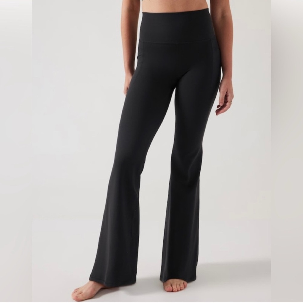 NWT Athleta Black Salutation Stash Flare Pant, Small Petite